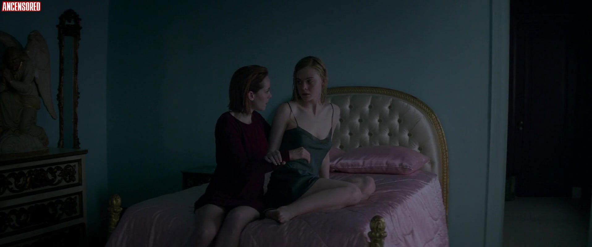 Elle Fanning – The Neon Demon