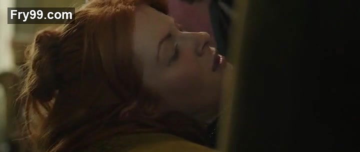 Emily Beecham – daphne