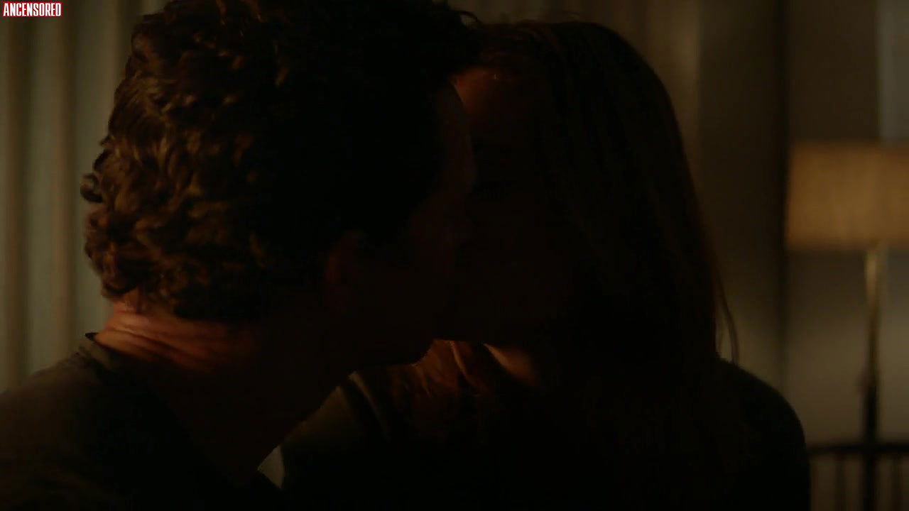 Emily Deschanel – Animal Kingdom