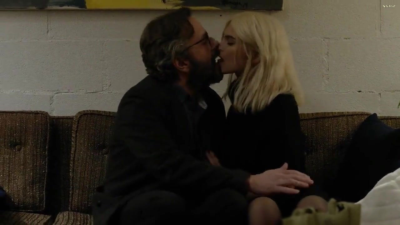 Emily Ratajkowski – easy