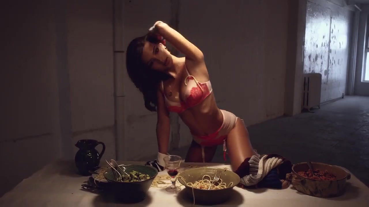 Emily Ratajkowski – love advent