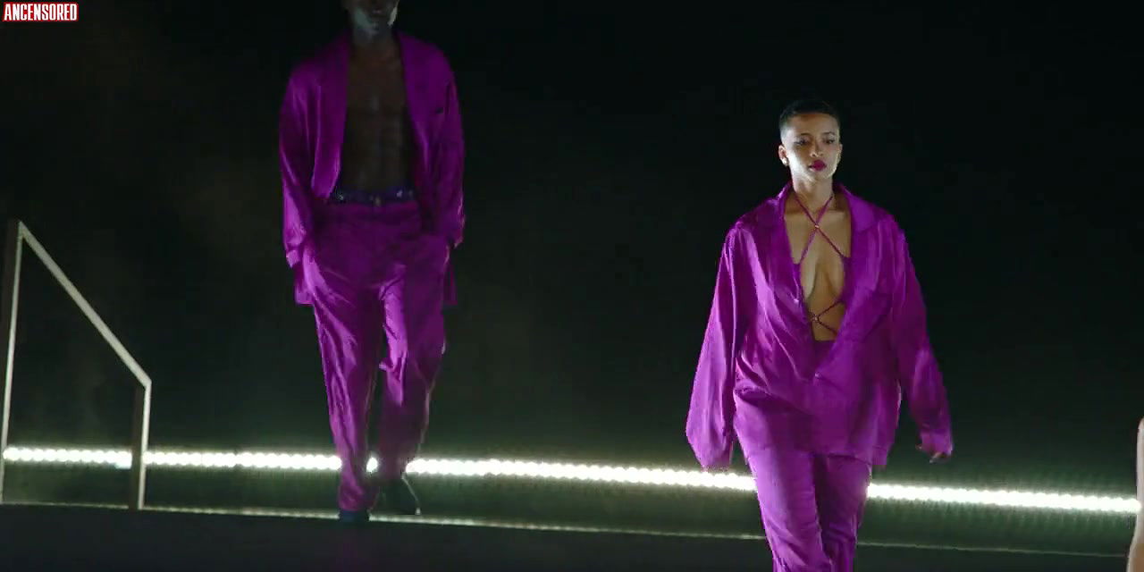 Emily Ratajkowski – savage x fenty show vol 3