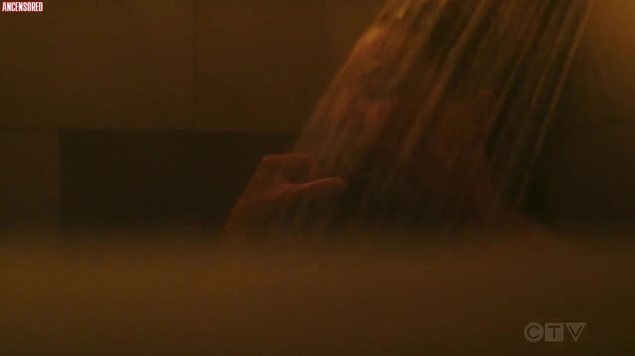 Emily VanCamp – the resident i