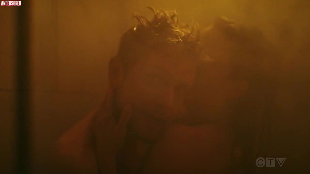 Emily VanCamp – the resident i