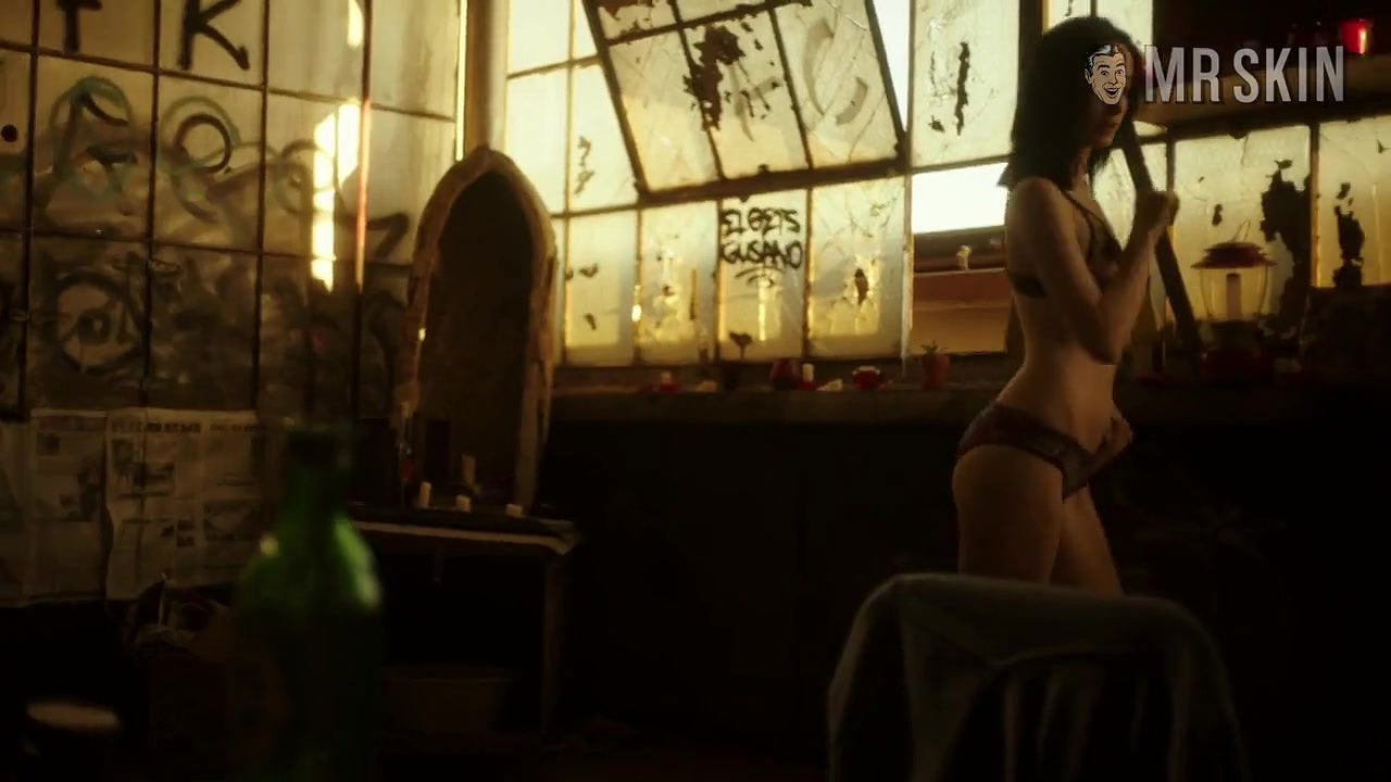 Emma Dumont – tgged