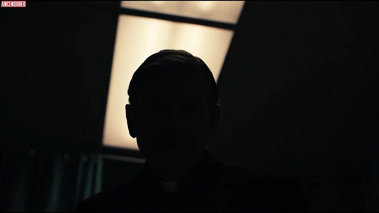 Emma Roberts – the black coats daughter