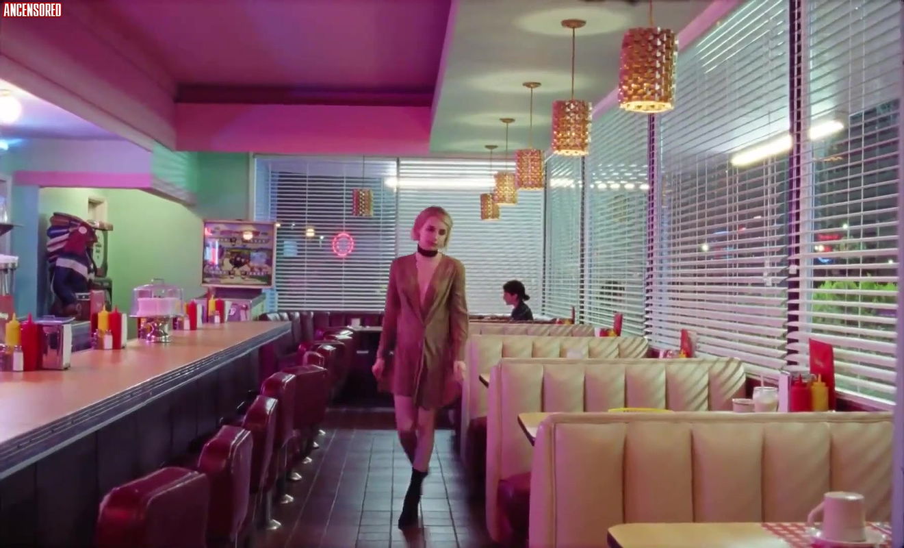 Emma Roberts – time of day