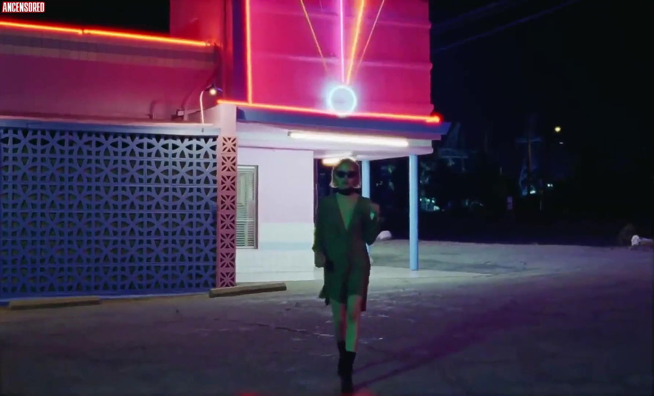 Emma Roberts – time of day