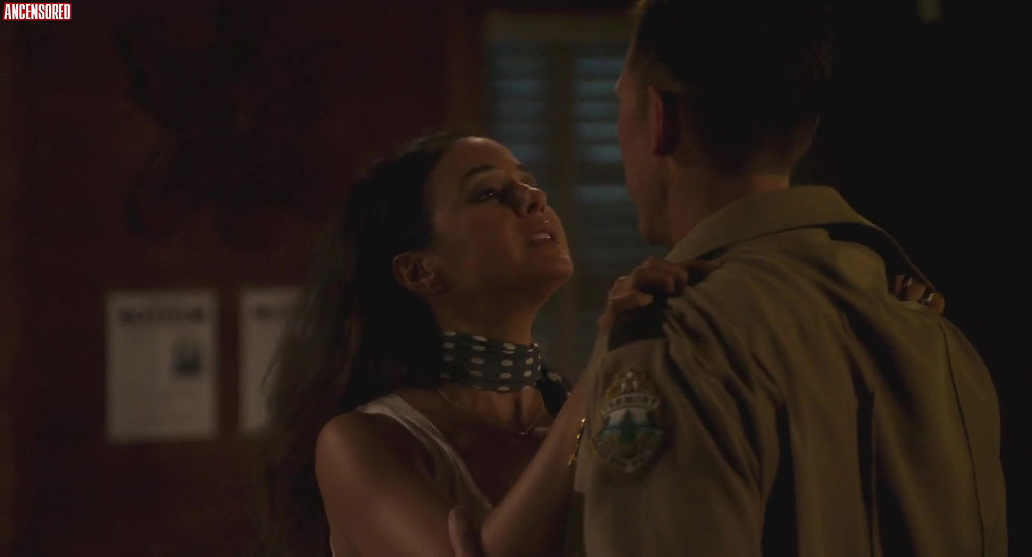 Emmanuelle Chriqui – super troopers 2