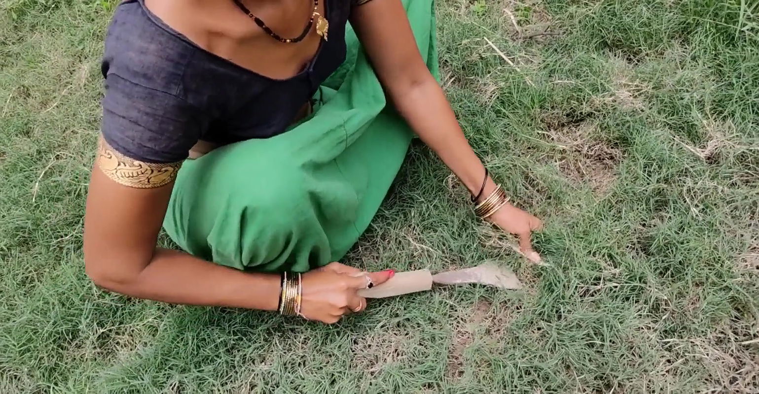 Indian Farmer’s Wife Working In Field Showing Big Ass And Giving Hard Painful Sex Hindi