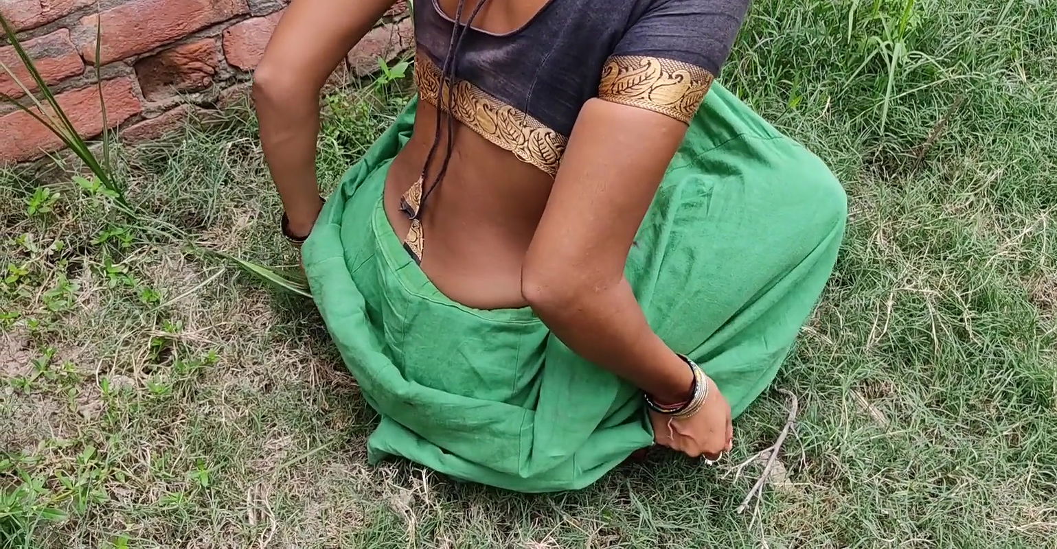 Indian Farmer’s Wife Working In Field Showing Big Ass And Giving Hard Painful Sex Hindi