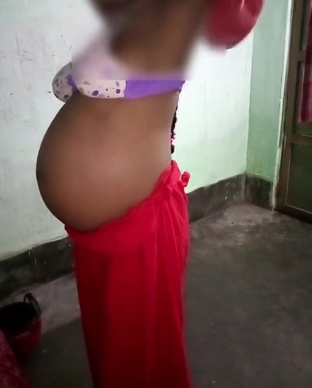 Indian pregnant women dress change