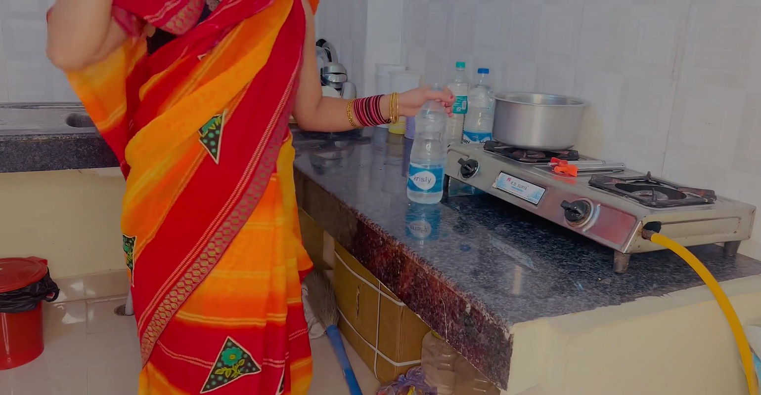 javaan bahu ko sasur ji ne ghar ki kitchen par akela paakar kiya sex daughter-in-law at home kitchen fucking after getting alone