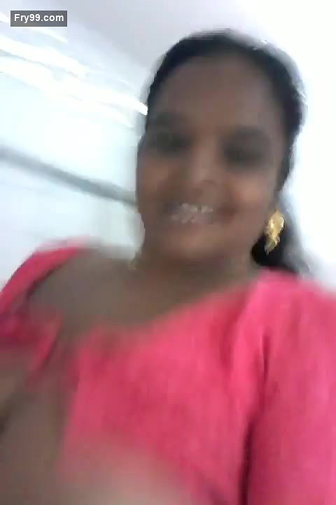 Mallu Bhabhi Shows Her Boobs and Pussy
