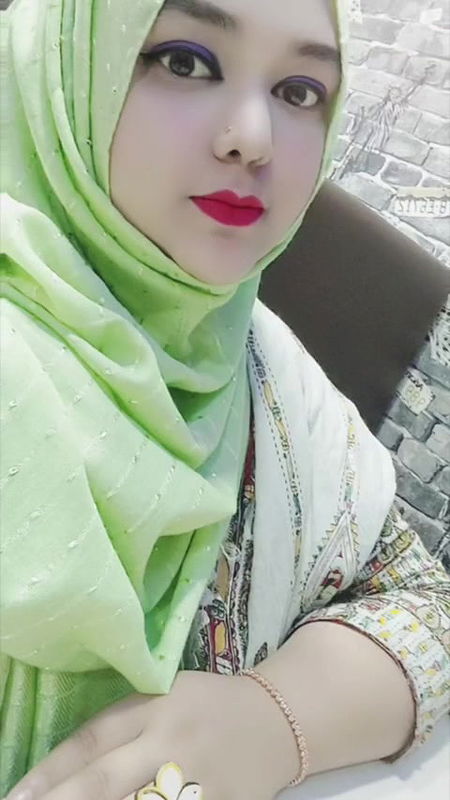 Beautiful Bhabi Showing Boobs