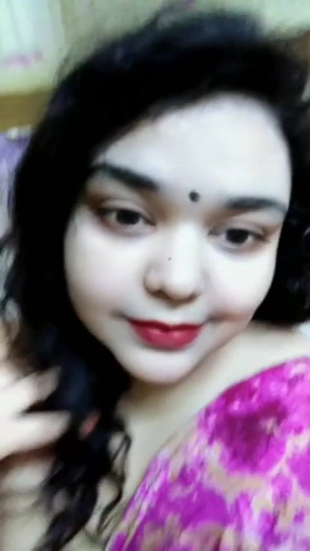 Beautiful Bhabi Showing Boobs