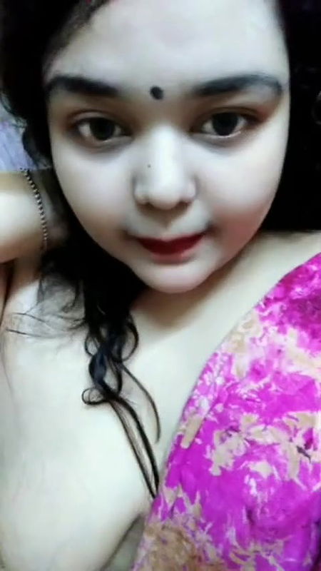 Beautiful Bhabi Showing Boobs