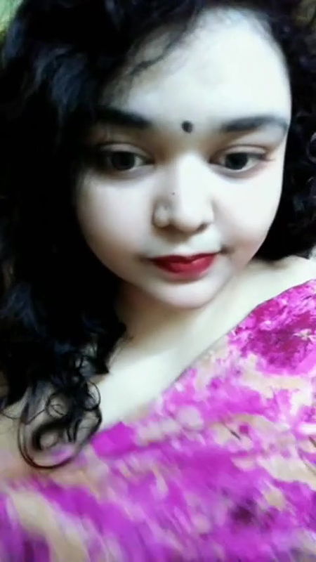 Beautiful Bhabi Showing Boobs