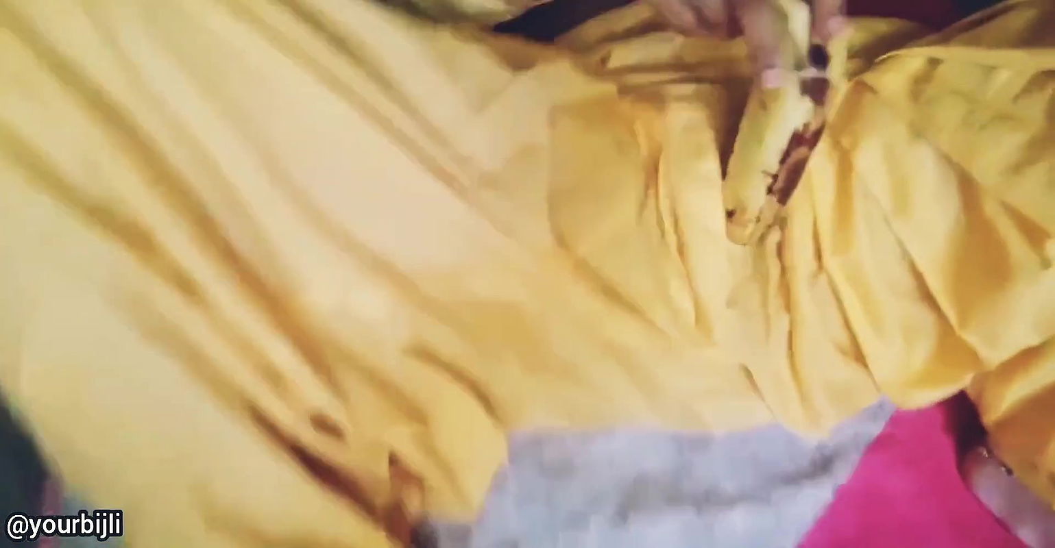 Desi bijli ne apni chut or gaand me Dala Mota kela