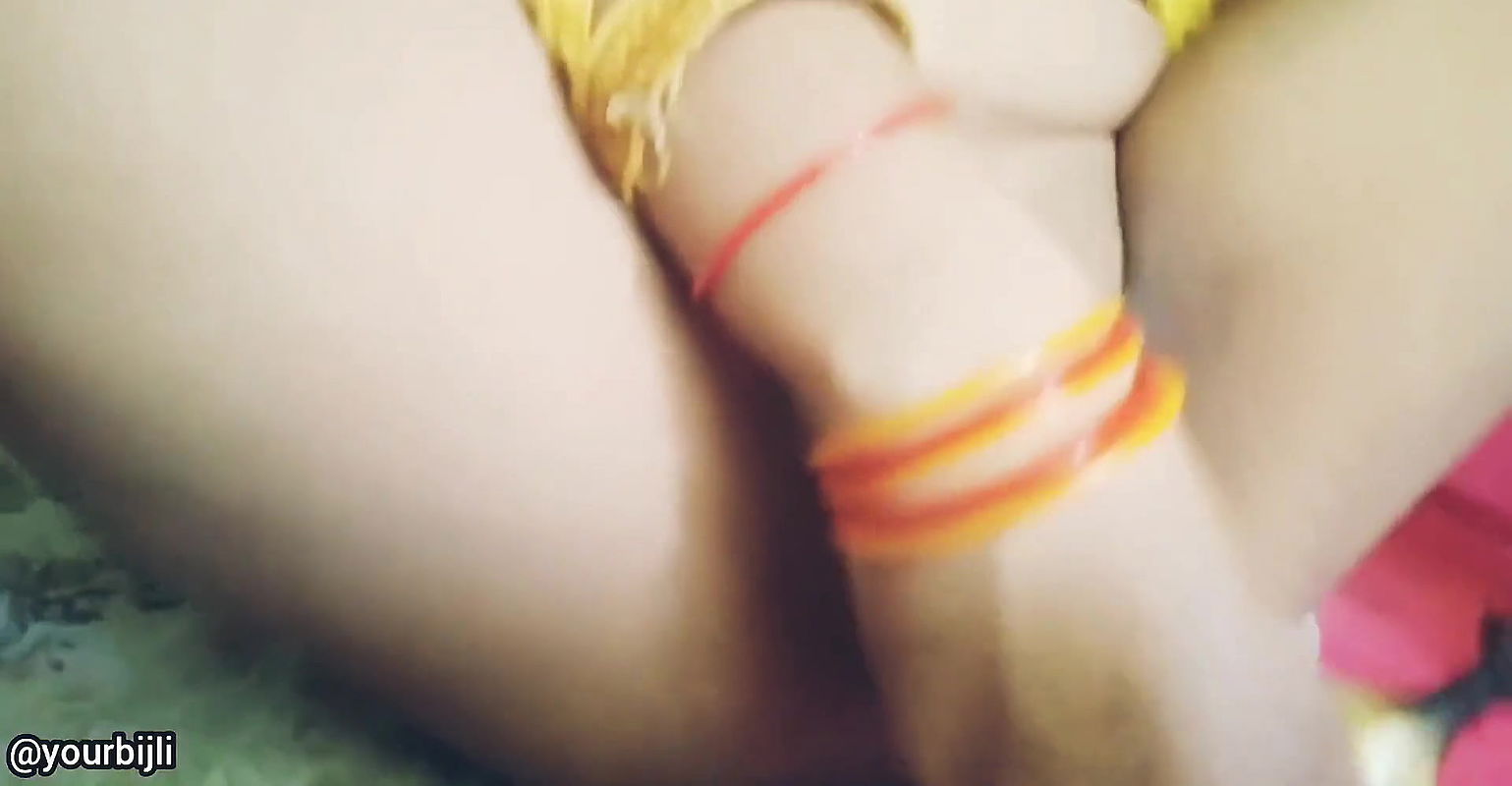 Desi bijli ne apni chut or gaand me Dala Mota kela