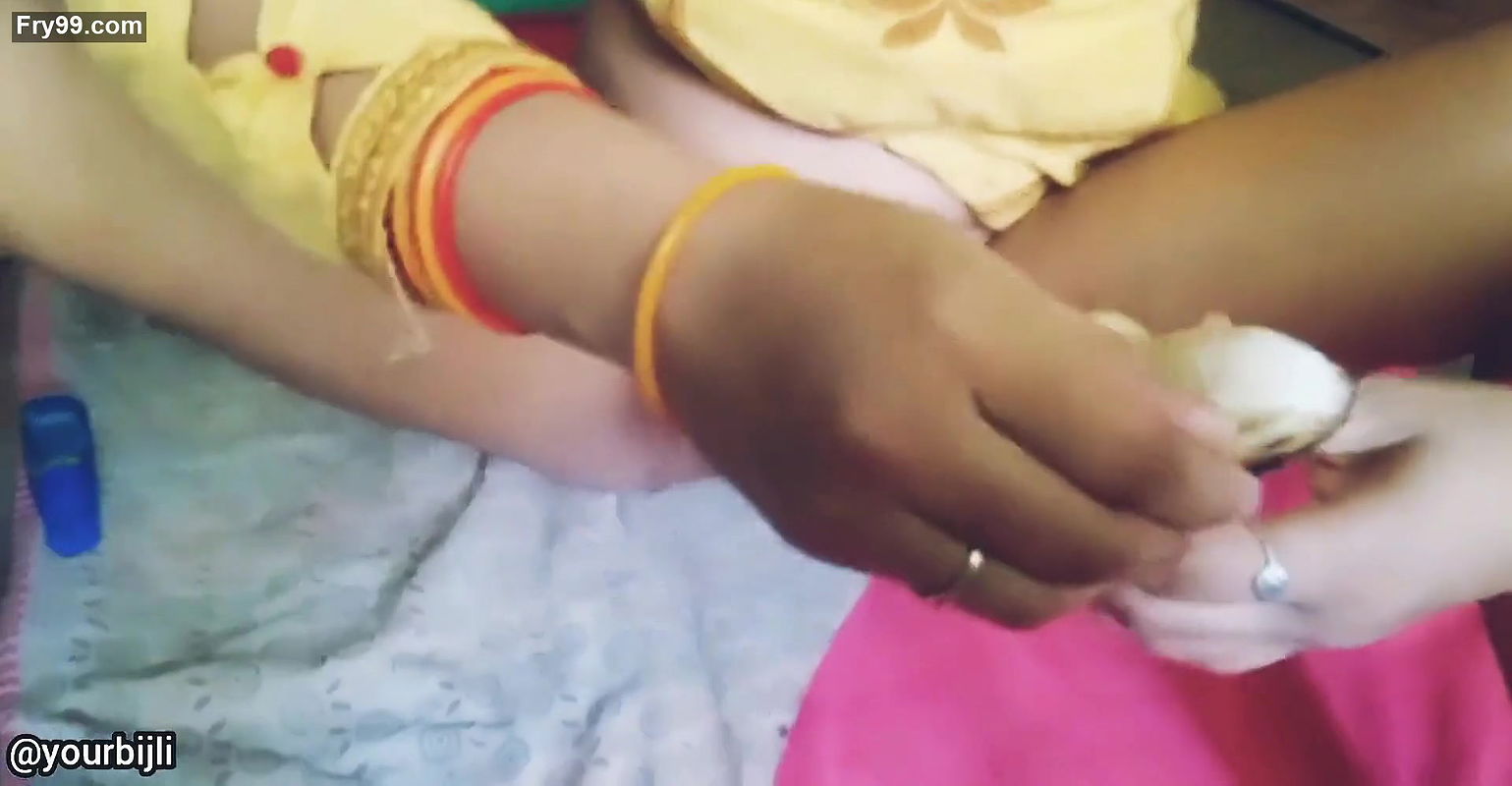 Desi bijli ne apni chut or gaand me Dala Mota kela