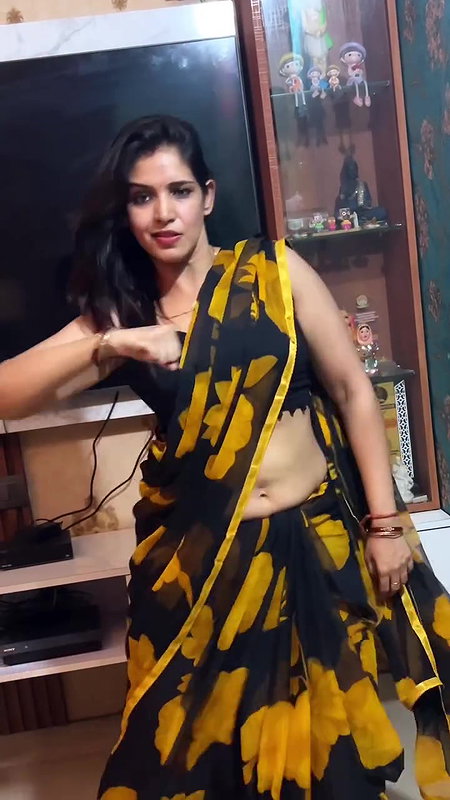 hot desi lady sexy navel in black saree 22