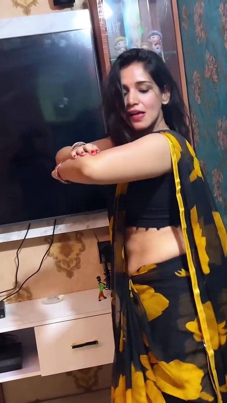 hot desi lady sexy navel in black saree 22