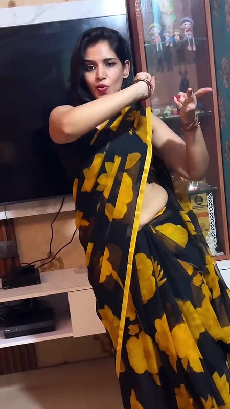 hot desi lady sexy navel in black saree 22