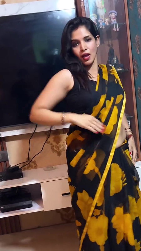hot desi lady sexy navel in black saree 22