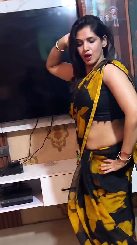 hot desi lady sexy navel in black saree 22