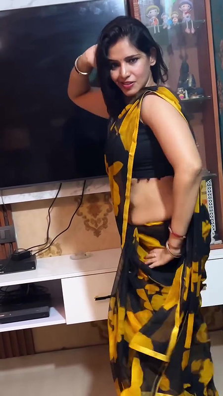 hot desi lady sexy navel in black saree 22