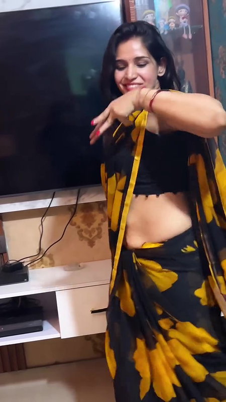hot desi lady sexy navel in black saree 22