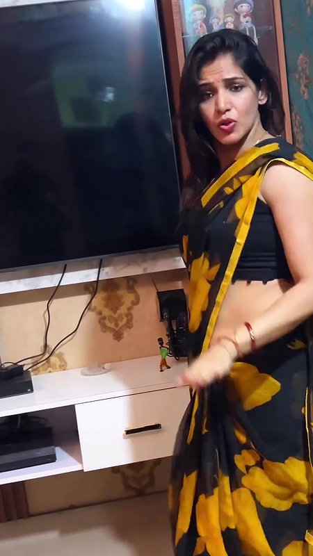 hot desi lady sexy navel in black saree 22