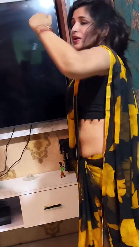 hot desi lady sexy navel in black saree 22