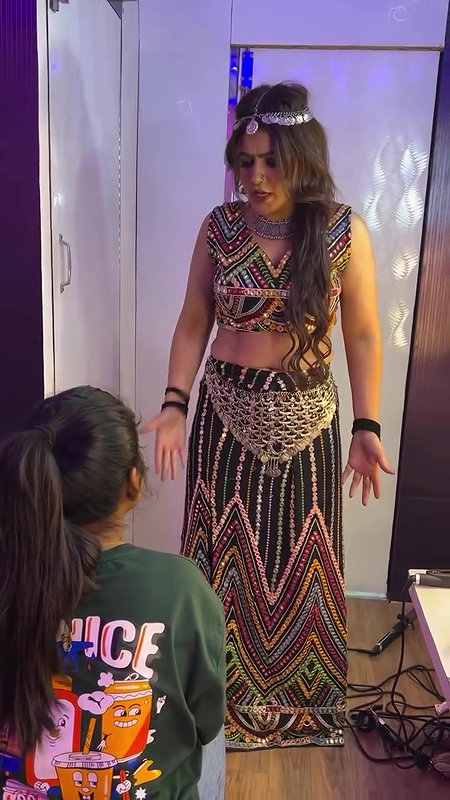 sexy navel of a dancign desi girl 22