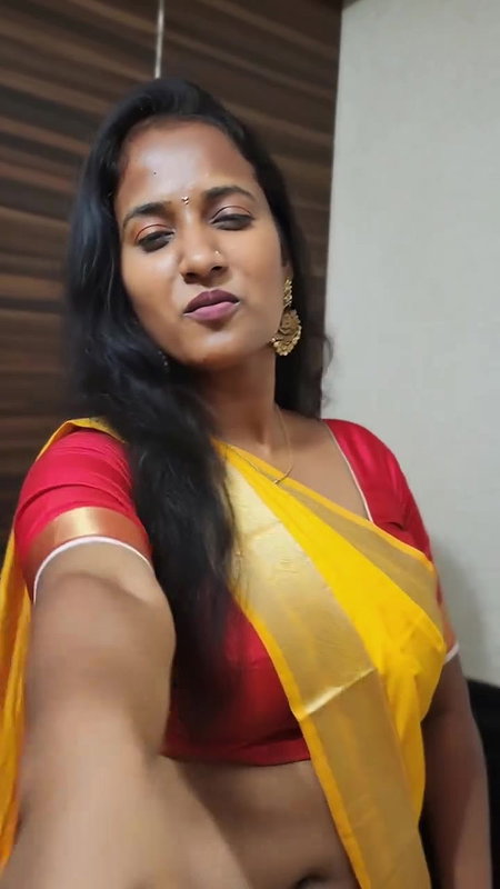 dusky desi lady very big deep navel in yellow saree 22