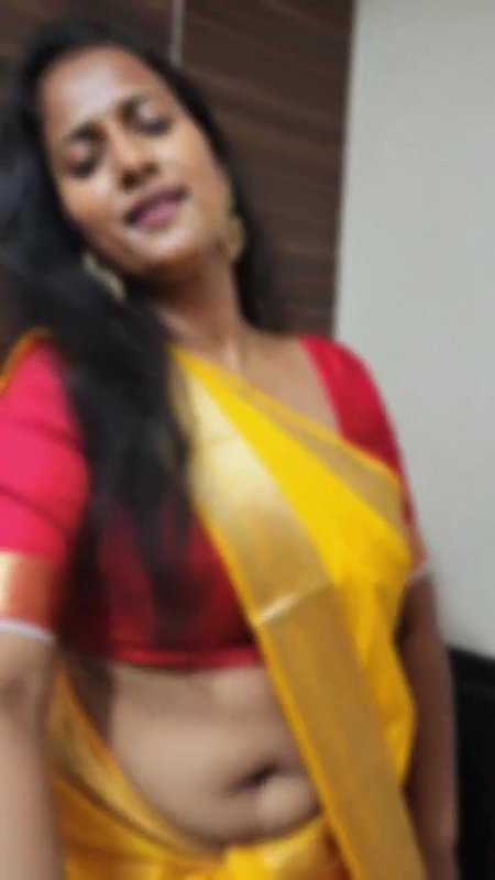 dusky desi lady very big deep navel in yellow saree 22