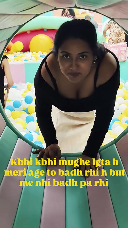 busty kannadiga lady cleavage in black dress2