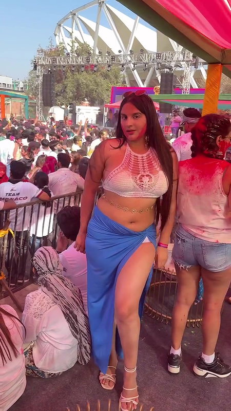 curvy desi lady navel and boobs from music festival 22