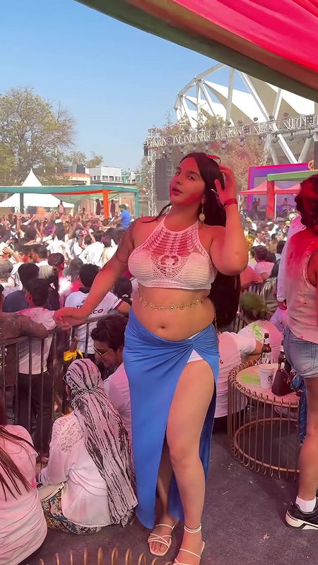 curvy desi lady navel and boobs from music festival 22