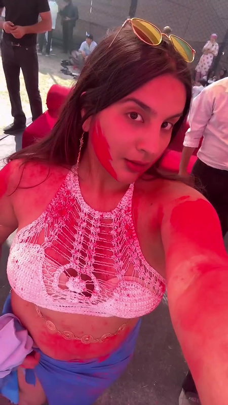 curvy desi lady navel and boobs from music festival 22