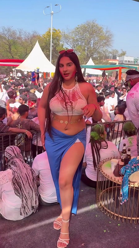 curvy desi lady navel and boobs from music festival 22