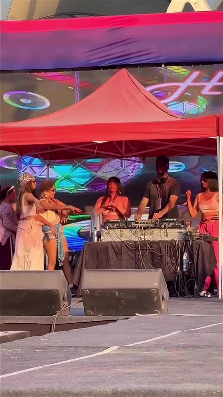 curvy desi lady navel and boobs from music festival 22