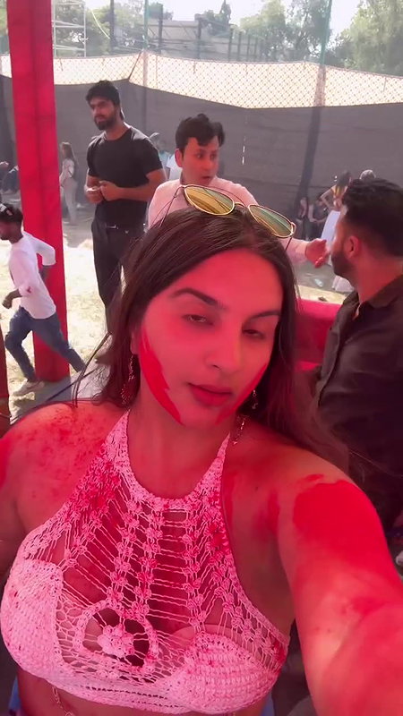 curvy desi lady navel and boobs from music festival 22