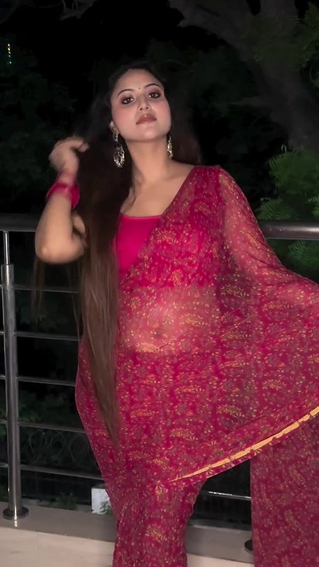 hot sizzling insta model sexy navel in pink saree 22