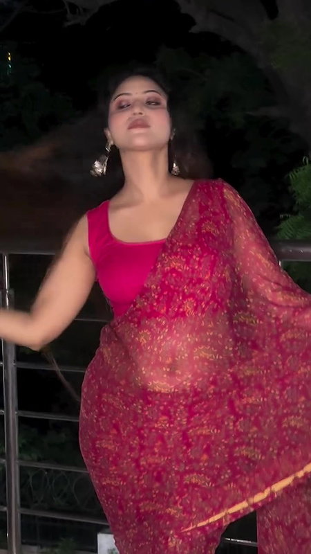 hot sizzling insta model sexy navel in pink saree 22