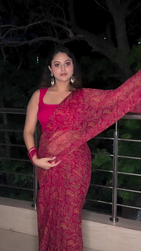hot sizzling insta model sexy navel in pink saree 22
