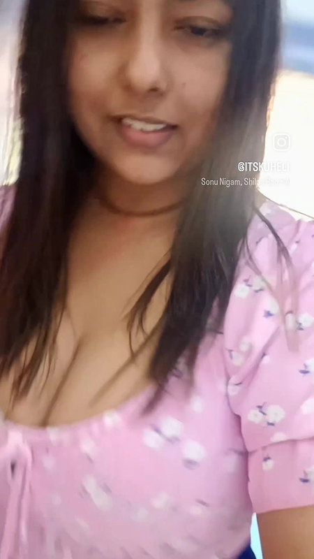 hot dusky marathi lady big tits and cleavage in pink top 22