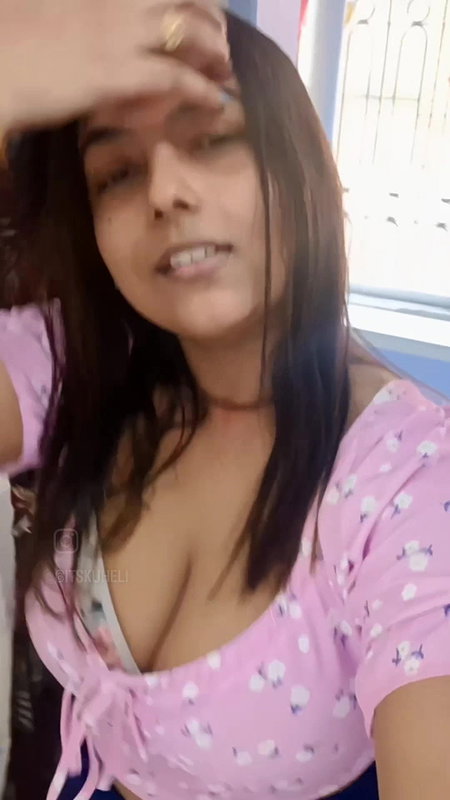 hot dusky marathi lady big tits and cleavage in pink top 22