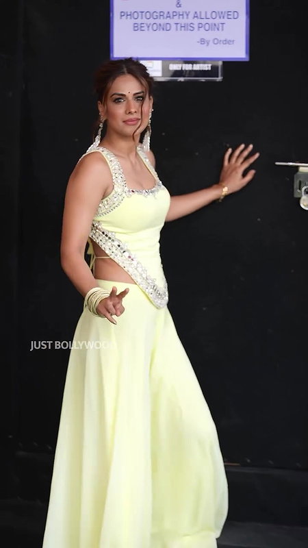 MESMERIZING BOLD DIVA NIA SHARMA FAPWORTHY IN BACKLESS DRESS TEASE 24